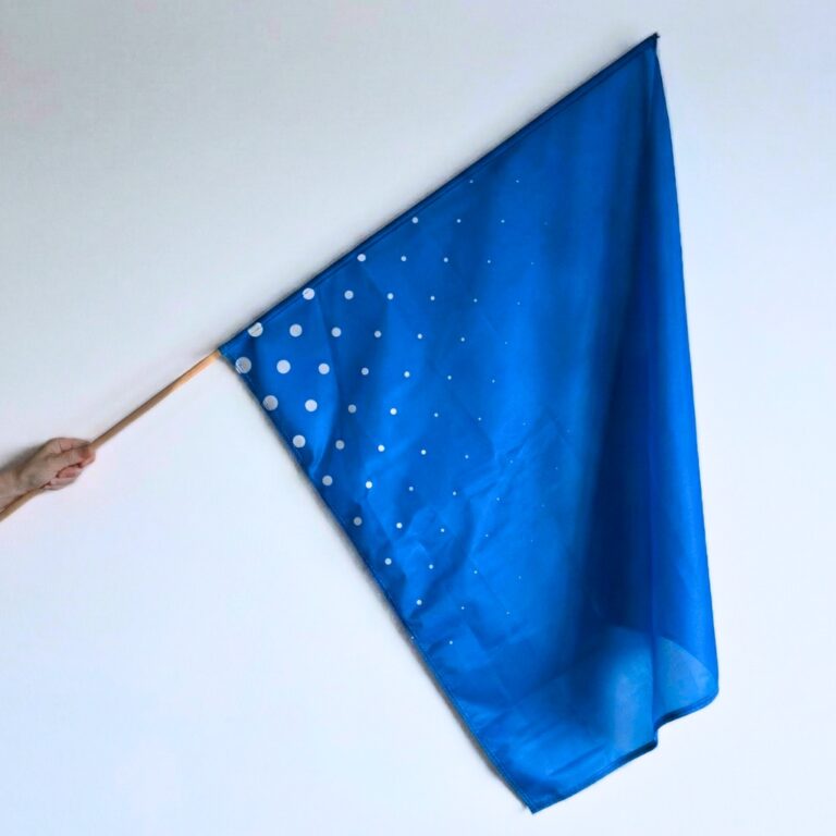 Elegante Firmenflagge von Szturmówka – mit Logo auf einem robusten Holzmast